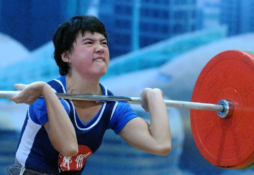 图文:中日韩青少运女子举重 乔哲在比赛中