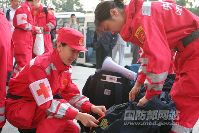 中国国际救援队赴巴救援 首派女首席医疗官(图)