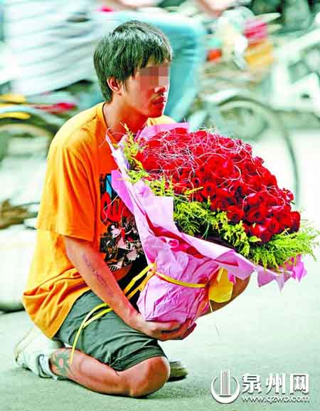 男子捧99朵玫瑰当街跪地:哥只求女友原谅(图)