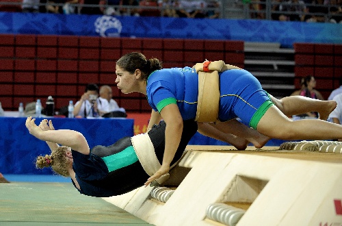 (0)   8月28日,在2010年北京首届世界武搏运动会相扑女子中量级的比赛