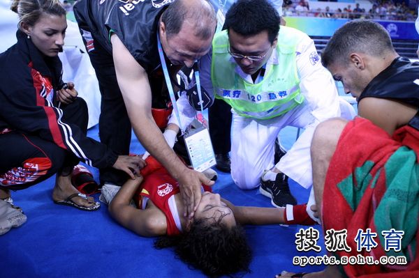 图文武搏会泰拳女子51公斤级红方选手晕倒