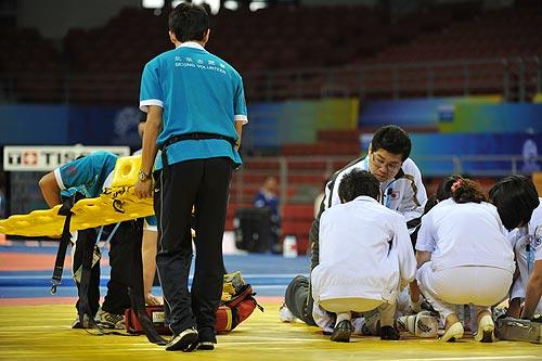 組圖:武搏會摔跤場 日本選手因傷昏迷被抬出場