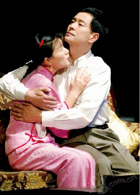 2005年,明星版话剧《雷雨》在北京保利剧院上演,濮存昕扮演周萍(右) 