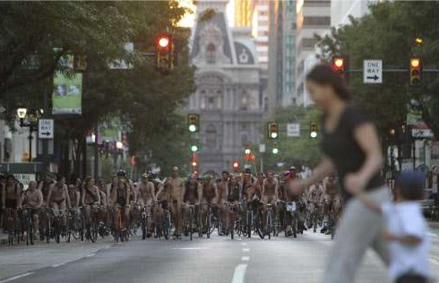 美国费城数百人裸体骑自行车倡导环保(组图)