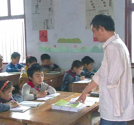 独臂老师扎根山区30年 生活节俭对学生慷慨(图)