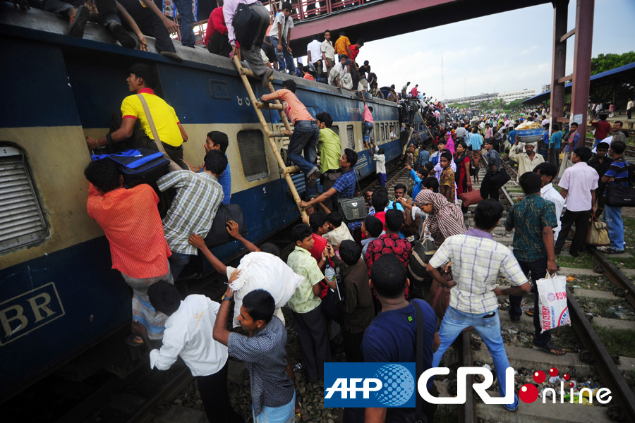 孟加拉国万人挤火车回乡:车厢顶坐满人(组图)