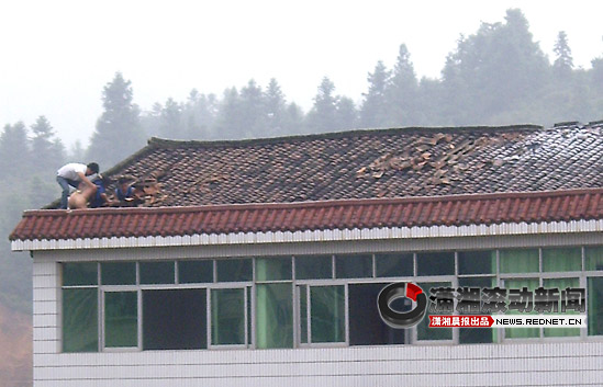 起火后6分钟，钟如奎跑到了房顶上，并把房顶扒开，将罗志凤和叶忠诚两人救下来。图片来源：红网