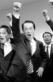 菅直人（左）和小泽（右）鹿死谁手，明日即见分晓