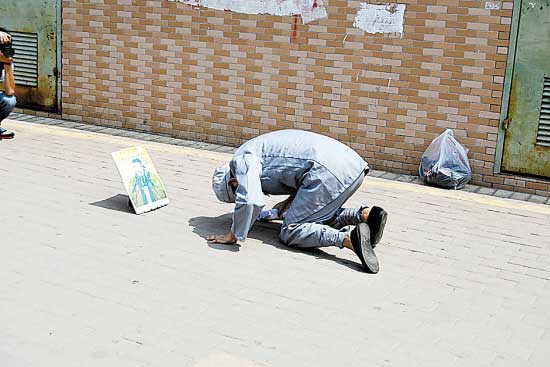 博同情街头乞讨频现跪拜 街头秀幕后有策划(图)