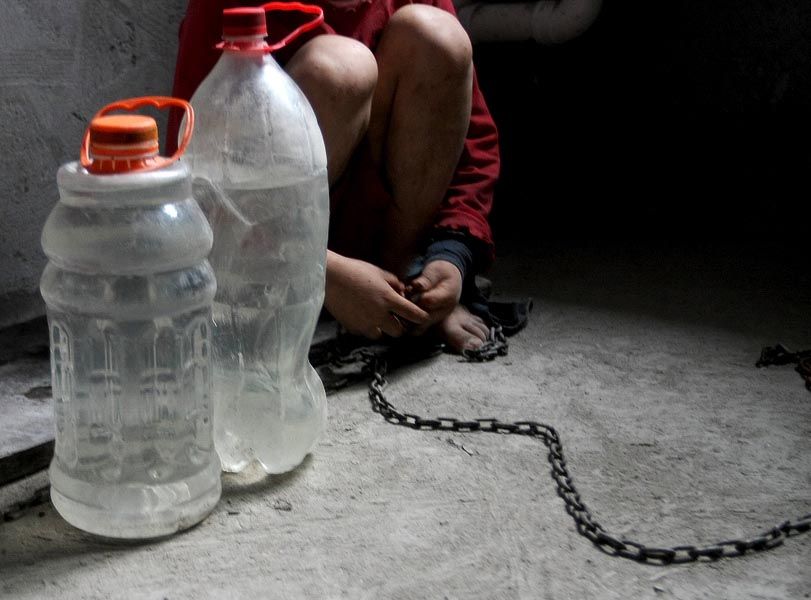 9月14日,小孩被用拇指粗的铁链锁住,屋子里只有2个塑料瓶装着喝水