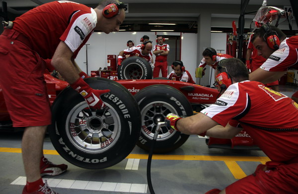 图文:f1新加坡大奖赛赛前 法拉利换胎演练