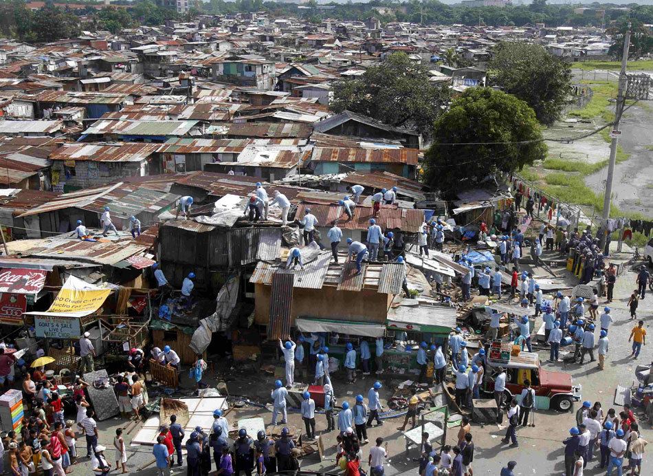 菲律宾强拆贫民窟诱发大型冲突 一警察受伤(图)
