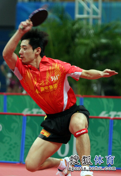 图文乒超男团决赛第三回合张继科挥拍扣球