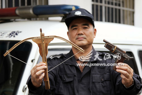 老人精神失常在家造枪弩 因患病警察难控制(图)