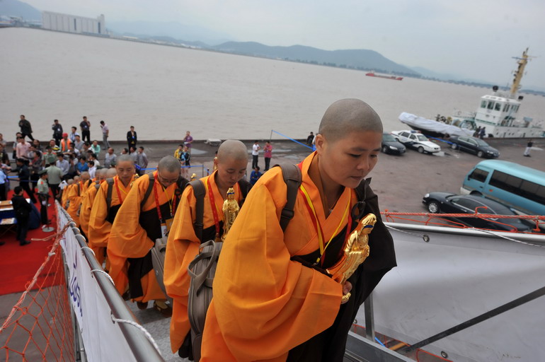 9月27日,在舟山定海老塘山码头"南海观音慈航宝岛"护送团僧尼手捧