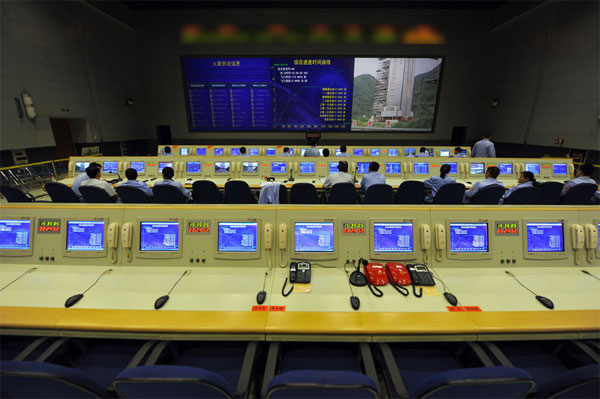 9月29日,西昌卫星发射中心指控大厅内,技术人员正在做最后的测试