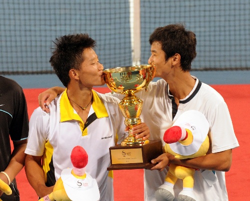 当日,在中国网球公开赛itf青少年比赛男双决赛中,高群,陶俊楠组合以2