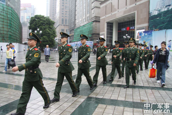 武警重庆总队一支队八中队官兵在解放碑商业中心巡逻执勤.陈万金摄