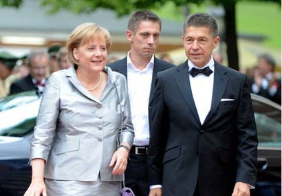 德国总理默克尔与丈夫和继子第一次公开亮相瓦格纳音乐节 [资料图片]