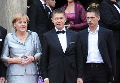 德国总理默克尔与丈夫和继子第一次公开亮相瓦格纳音乐节[资料图片]