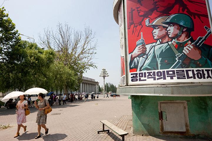 朝鲜罕见百姓生活照:少女公共海浴场玩球(组图)