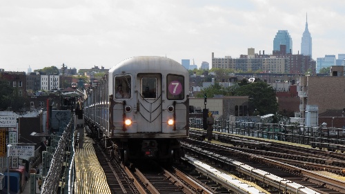 10月7日,美国纽约地铁7号线正在运行