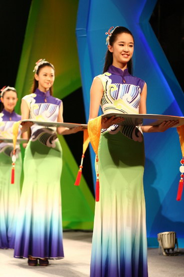组图亚运颁奖礼仪服装色彩明亮突出身材曲线