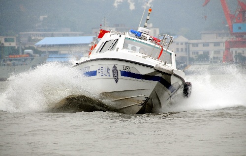 图文快艇巩固亚运水上安保线民警巡查