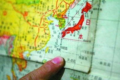 2010年9月,北京,民间收藏者赵荣来展示一张二战后日本出版的地图,上面