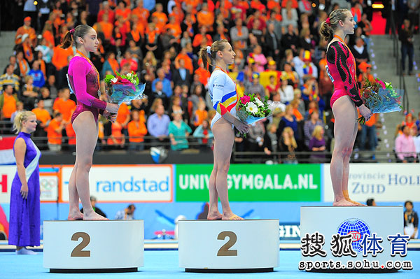 图文：世锦赛女子自由操决赛 颁奖仪式升国旗