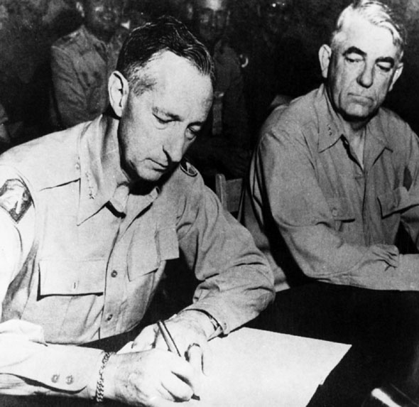 "联合国军"总司令,美国陆军上将马克·克拉克在停战协定上签字.