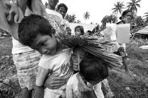 印尼妇女抱着死里逃生的孩子痛哭 图 ic