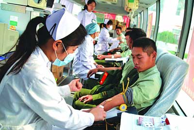 针对“血荒”，10月29日，武警江苏省总队一支队官兵组织500名官兵踊跃献血。新华社