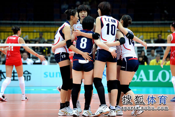 图文：韩国女排3-2险胜土耳其 韩国队获胜拥抱