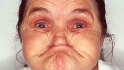 英国老太成吉尼斯最丑女 27次鬼脸比赛夺冠(图)