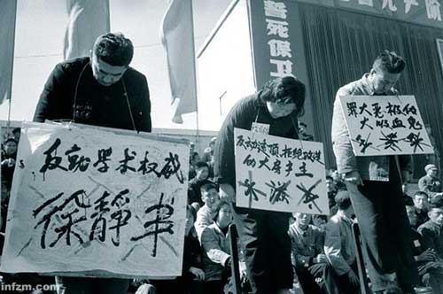 1966年9月，哈尔滨市“红卫兵广场”30万人“黑龙江无产阶级灭资造反点火大会”。 （杨秀云/FOTOE/图）