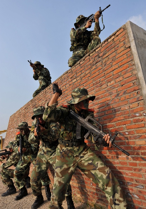 图文:广州武警安保反恐亮剑 反恐特战队在训练