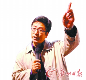 白岩松在新书发布会上回答问题。