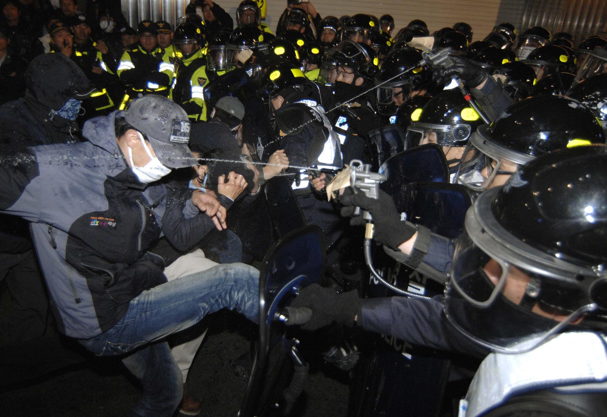 11月7日,韩国防暴警察在向示威者喷射胡椒水