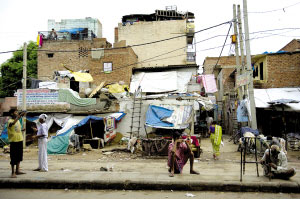 首都新德里也有许多大型贫民窟