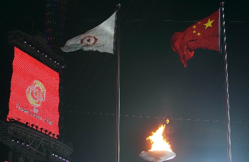图文:亚运开幕 中国国旗与亚奥理事会会旗飘扬