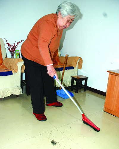 郝奶奶正在打扫地面