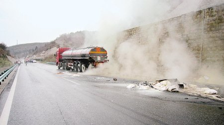 11日晚間,一輛從咸陽開往包頭的罐車,在行駛至包茂高速銅川市金鎖關段