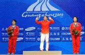 图文：女举58公斤级颁奖仪式 前三名登上领奖台