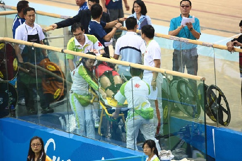 图文：女子记分赛撞车事故惨烈 中国队员被抬走