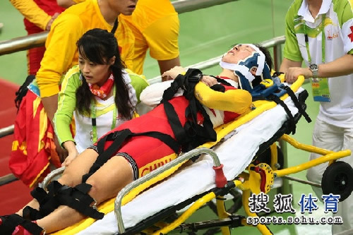 图文：女子记分赛撞车事故 伤员被固定在担架上