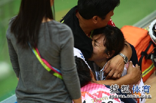 图文：女子记分赛撞车事故 教练安慰受伤队员