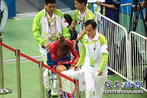 图文：女子记分赛撞车事故 香港选手伤势较轻