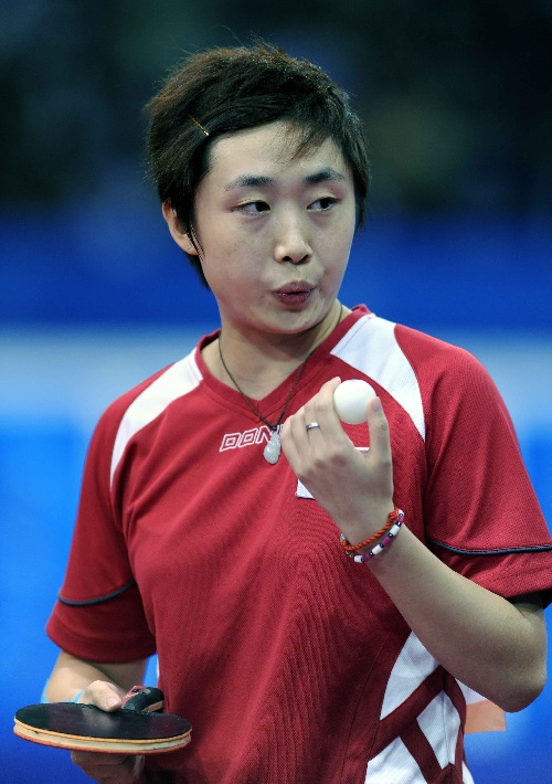 图文乒球女团新加坡获得亚军冯天薇准备发球
