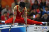 图文：亚运会男子双杠冯喆夺冠 分腿动作标准
